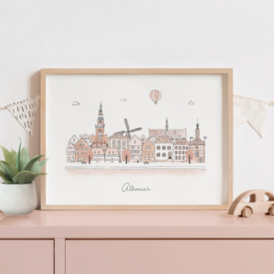 Poster met de skyline van Alkmaar in aardetinten van Kikker en Prins